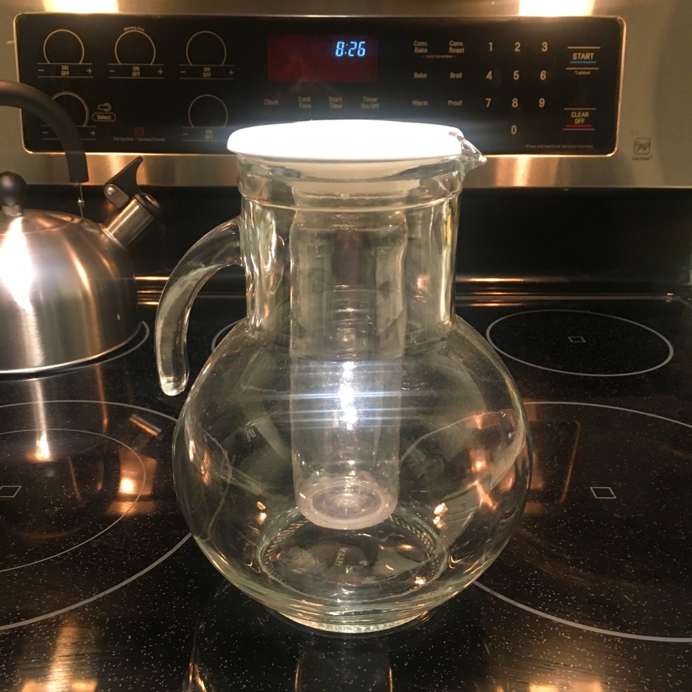 Glass Pitcher With Lid and Middle Insert for Ice